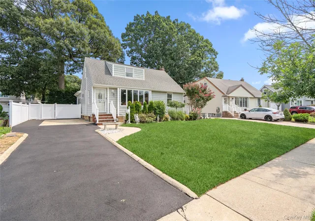 Photo 3 of Single family home for sale at 992 Woodcliff Dr, Hempstead, NY 11010 | MLS# 1037224 | Listing updated on 2026-08-29