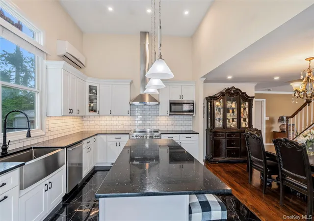 Photo 5 of Single family home for sale at 992 Woodcliff Dr, Hempstead, NY 11010 | MLS# 1037224 | Listing updated on 2026-08-29