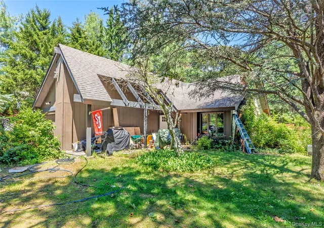 Photo 3 of Single family home for sale at 3 Gaton Ln, Brookhaven, NY 11727 | MLS# 1037234 | Listing updated on 2026-08-11