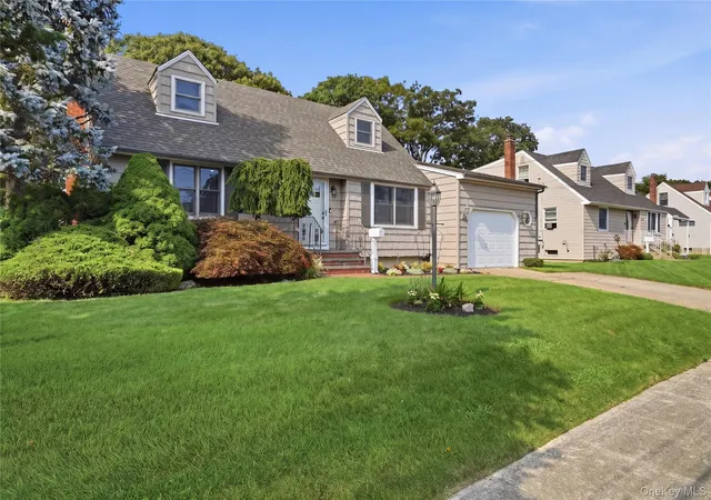 Photo 3 of Sale Pending at 391 Oakwood Ave, Islip, NY 11795 | MLS# 1037247 | Listing updated on 2026-08-28