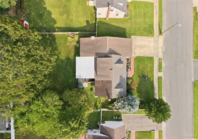 Photo 3 of Sale Pending at 391 Oakwood Ave, Islip, NY 11795 | MLS# 1037247 | Listing updated on 2026-08-28