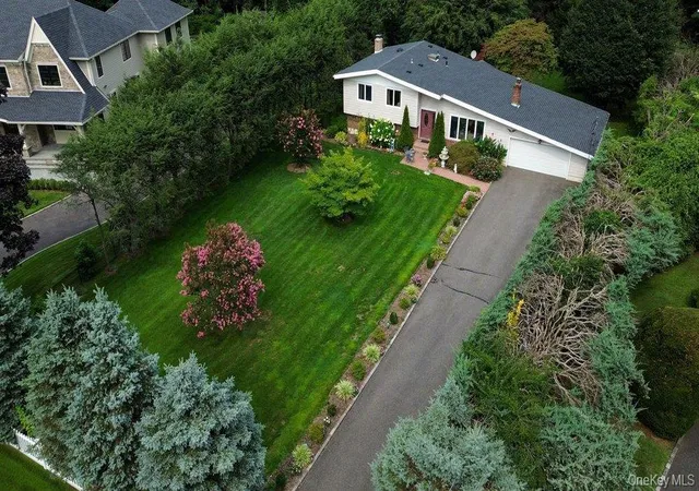 Photo 3 of Single family home for sale at 11 Laurie Pl, Glen Cove, NY 11542 | MLS# 1037259 | Listing updated on 2026-10-04