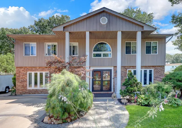 2nd image of 15 Denise Ln, Islip, NY 11788 | MLS# 1037267