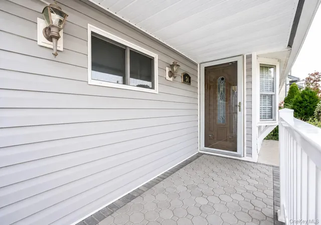 2nd image of 34 Hedge Ln, North Hempstead, NY 11590 | MLS# 1037290