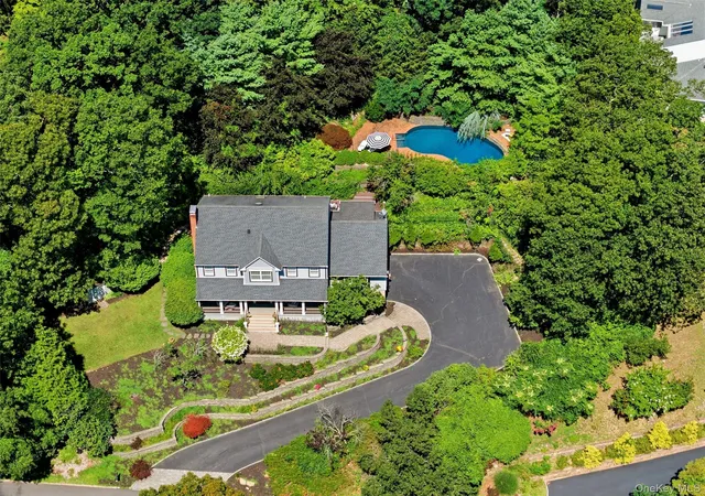 Photo 3 of Single family home for sale at 4 Jefferson Landing Cir, Brookhaven, NY 11777 | MLS# 1037311 | Listing updated on 2026-10-03