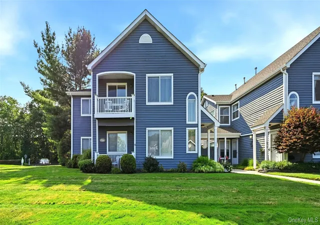Listing Photo 3 - Condo for sale in building located at 874 Birchwood Park Dr, Brookhaven, NY 11953
