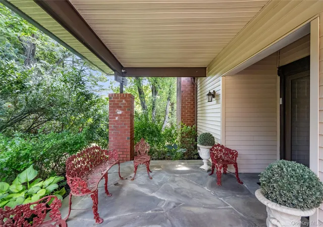 Photo 3 of Sale Pending at 264 Sparrow Dr, North Hempstead, NY 11030 | MLS# 1037347 | Listing updated on 2026-09-03