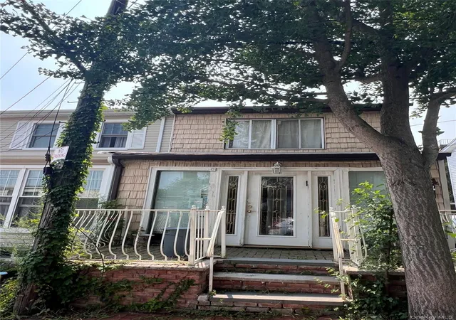 Photo 1 of Single family home for sale at 4 Pearce Pl, North Hempstead, NY 11021 | MLS# 1037354 | Listing updated on 2026-08-30