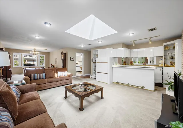 5th image of 2 Erita Ln, Smithtown, NY 11787 | MLS# 1037385