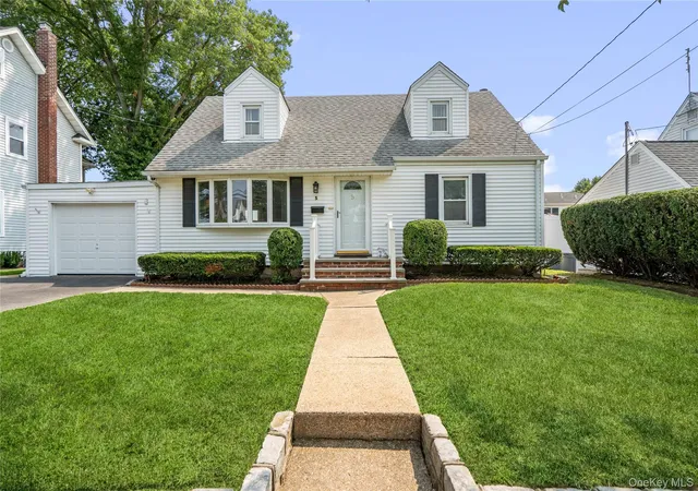 Photo 1 of Sale Pending at 5 Mayfair Ln, Oyster Bay, NY 11801 | MLS# 1037389 | Listing updated on 2026-08-27