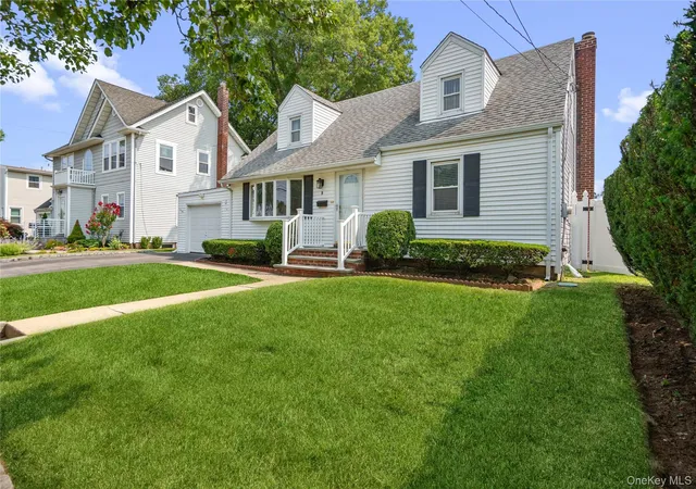 Photo 2 of Sale Pending at 5 Mayfair Ln, Oyster Bay, NY 11801 | MLS# 1037389 | Listing updated on 2026-08-27