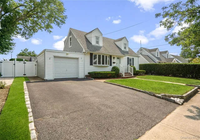Photo 3 of Sale Pending at 5 Mayfair Ln, Oyster Bay, NY 11801 | MLS# 1037389 | Listing updated on 2026-08-27