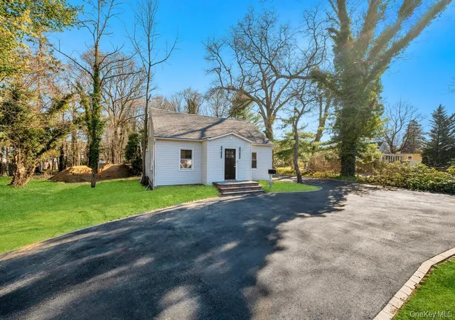 Photo 3 of Single family home for sale at 624 Townline Rd, Smithtown, NY 11788 | MLS# 1037399 | Listing updated on 2026-09-19