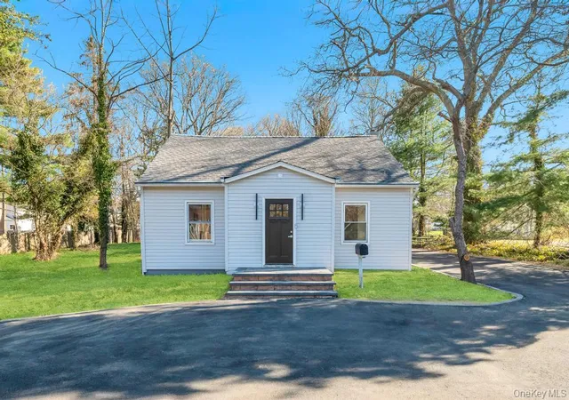 Photo 3 of Single family home for sale at 624 Townline Rd, Smithtown, NY 11788 | MLS# 1037399 | Listing updated on 2026-09-27