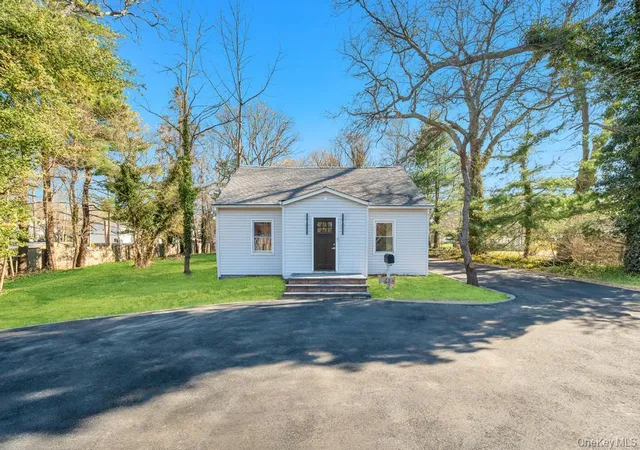 Photo 4 of Single family home for sale at 624 Townline Rd, Smithtown, NY 11788 | MLS# 1037399 | Listing updated on 2026-09-27