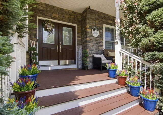 2nd image of 6 Hayloft Ct, Smithtown, NY 11787 | MLS# 1037441