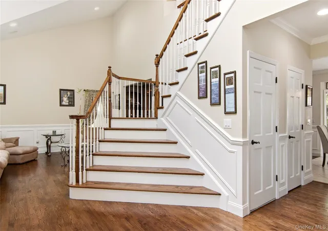 Photo 3 of Single family home for sale at 6 Hayloft Ct, Smithtown, NY 11787 | MLS# 1037441 | Listing updated on 2026-08-13