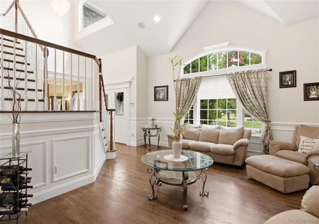 Photo 4 of Single family home for sale at 6 Hayloft Ct, Smithtown, NY 11787 | MLS# 1037441 | Listing updated on 2026-08-13