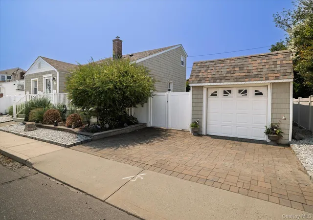 Photo 3 of Single family home for sale at 39 Vinton St, Long Beach, NY 11561 | MLS# 1037461 | Listing updated on 2026-08-29