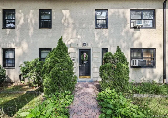 Photo 3 of Condo for sale at 5 Whitehall Rd #1L, Eastchester, NY 10709 | MLS# 1037479 | Listing updated on 2026-10-03