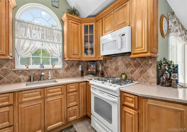 Listing Photo 4 - Condo for sale in building located at 110 Joseph Ln, Huntington, NY 11746