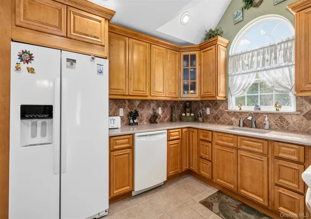 Listing Photo 5 - Condo for sale in building located at 110 Joseph Ln, Huntington, NY 11746