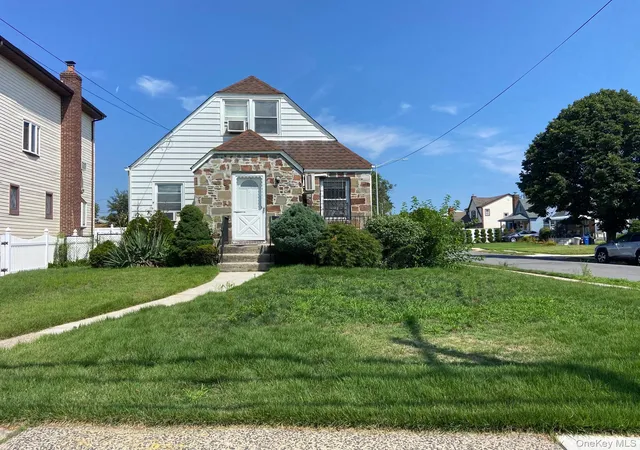 Single family home for sale at 25119 86th Avenue, New York, NY 11426 | MLS# 1037513
