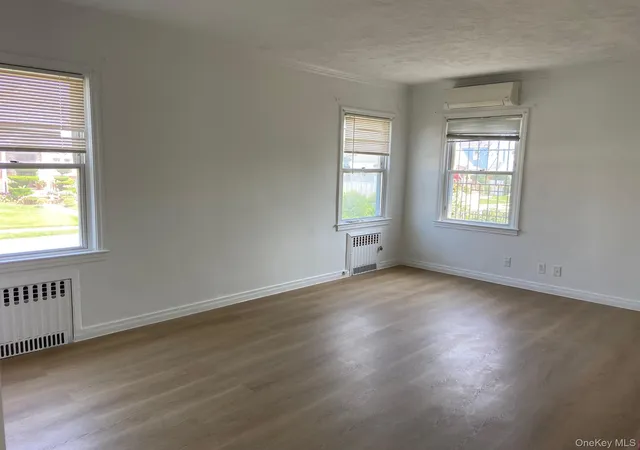 Photo 3 of Single family home for sale at 25119 86th Avenue, New York, NY 11426 | MLS# 1037513 | Listing updated on 2026-09-30