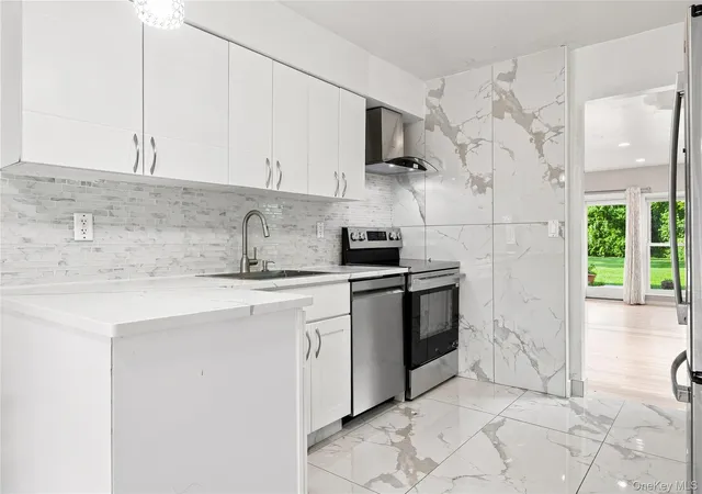 Listing Photo 5 - Condo for sale in building located at 8 Manors Dr, Oyster Bay, NY 11753