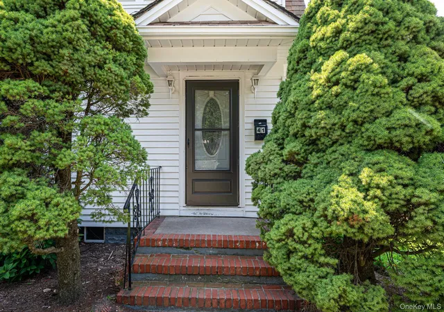 Photo 3 of Single family home for sale at 41 Prospect Pl, Riverhead, NY 11901 | MLS# 1037571 | Listing updated on 2026-08-16