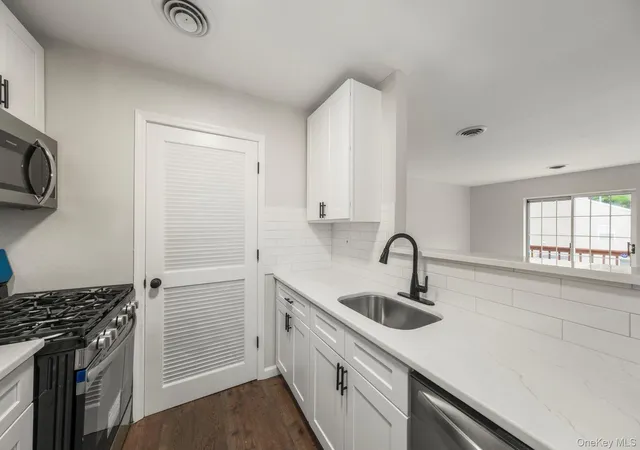 3rd image of 308 Magnolia Ct, Woodbury, NY 10930 | MLS# 1037618
