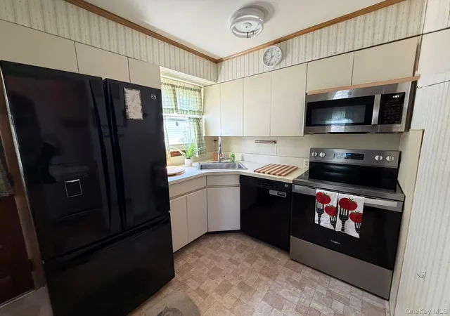 Photo 2 of Single family home for sale at 62 Bernard St, Oyster Bay, NY 11758 | MLS# 1037693 | Listing updated on 2026-10-06