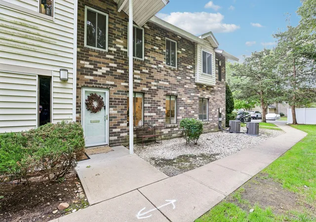 Listing Photo 4 - Condo for sale in building located at 1 Houston Ct, Coram, NY 11727 - Unit #H1
