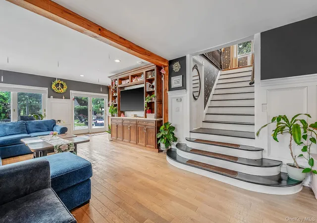 Photo 3 of Sale Pending at 6 New York Ave, Brookhaven, NY 11790 | MLS# 1037806 | Listing updated on 2026-08-22