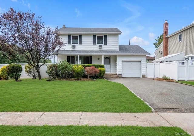 Photo 1 of Sale Pending at 3 Evelyn Ln, Oyster Bay, NY 11791 | MLS# 1037816 | Listing updated on 2026-09-03