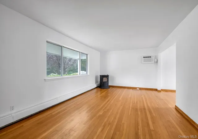 Photo 2 of Sale Pending at 3 Evelyn Ln, Oyster Bay, NY 11791 | MLS# 1037816 | Listing updated on 2026-09-03