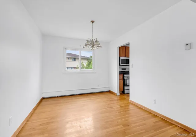 Photo 4 of Sale Pending at 3 Evelyn Ln, Oyster Bay, NY 11791 | MLS# 1037816 | Listing updated on 2026-09-03