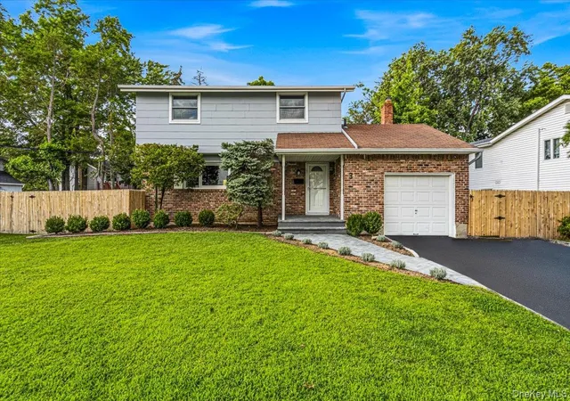 Photo 1 of Single family home for sale at 3 Fishermans Dr, North Hempstead, NY 11050 | MLS# 1037828 | Listing updated on 2026-09-20