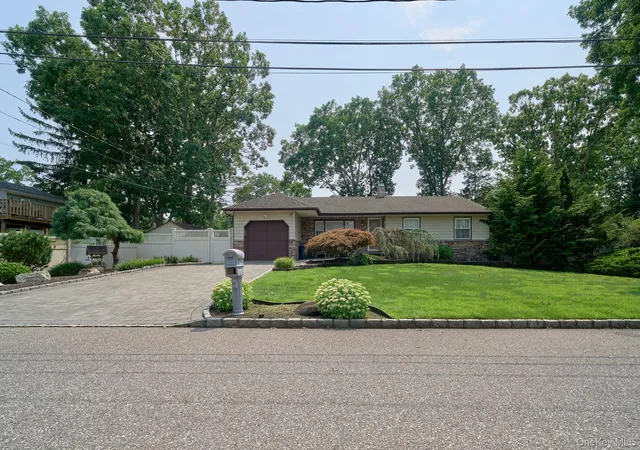 2nd image of 14 Winthrop Pl, Babylon, NY 11729 | MLS# 1037837