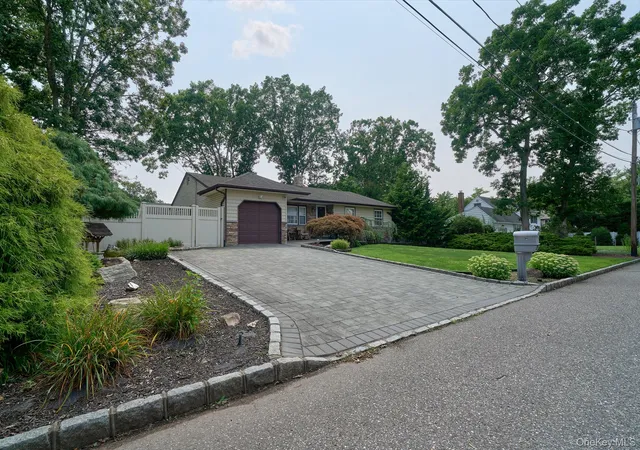 3rd image of 14 Winthrop Pl, Babylon, NY 11729 | MLS# 1037837