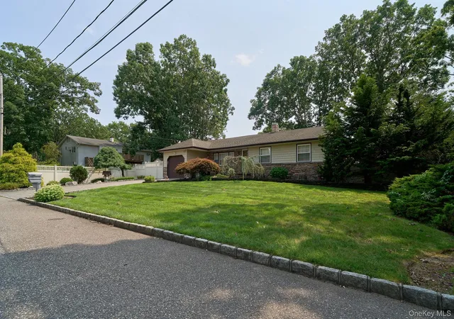 4th image of 14 Winthrop Pl, Babylon, NY 11729 | MLS# 1037837