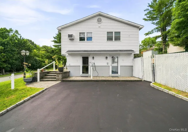 Photo 2 of Single family home for sale at 2 Harvest Hl Ln, Middletown, NY 10940 | MLS# 1037842 | Listing updated on 2026-09-07
