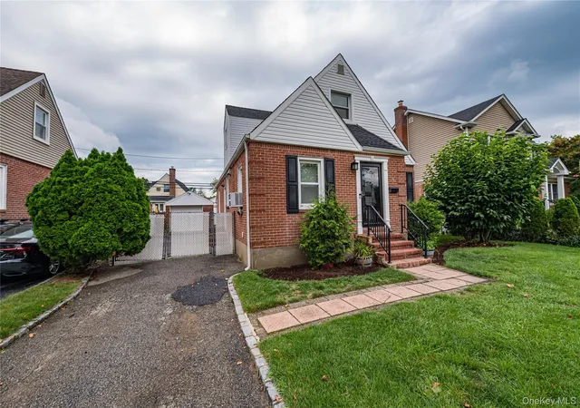 Photo 2 of Single family home for sale at 15 Yale Blvd, North Hempstead, NY 11040 | MLS# 1037857 | Listing updated on 2026-09-13