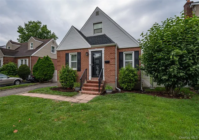 Photo 3 of Single family home for sale at 15 Yale Blvd, North Hempstead, NY 11040 | MLS# 1037857 | Listing updated on 2026-09-13