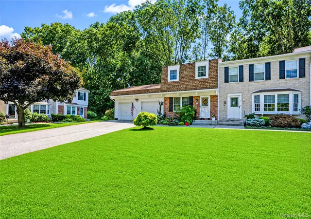 Photo 3 of Sale Pending at 5 Stockton Cmns, Brookhaven, NY 11980 | MLS# 1037875 | Listing updated on 2026-09-05