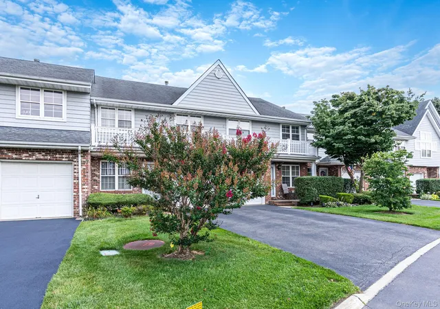 Photo 3 of Sale Pending at 11 Broadlawn Dr, Islip, NY 11722 | MLS# 1037895 | Listing updated on 2026-08-25