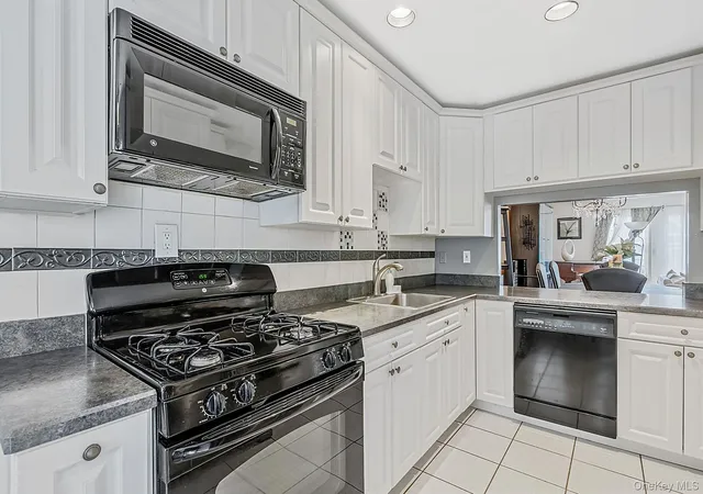 Listing Photo 5 - Condo for sale in building located at 11 Broadlawn Dr, Islip, NY 11722