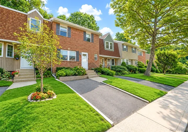 Condo for sale at 115 Woody Ln, Oyster Bay, NY 11797 | MLS# 1037907