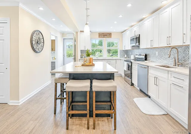 Listing Photo 4 - Condo for sale in building located at 115 Woody Ln, Oyster Bay, NY 11797