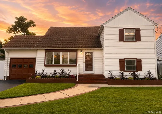 Photo 2 of Single family home for sale at 984 Hayes St, Hempstead, NY 11510 | MLS# 1037961 | Listing updated on 2026-09-25